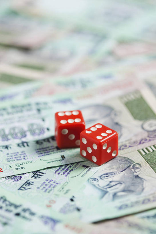 无人,竖图,室内,白天,赌博,钱,标志,符号,钱币,数字,骰子,标识,红色,钞票,金融,纸币,摄影,经济,卢比,上瘾,流通,纸钞,贸易,印尼货币,性别符号,货币,现金,彩图,印度尼西亚盾,印尼盾,男性符号