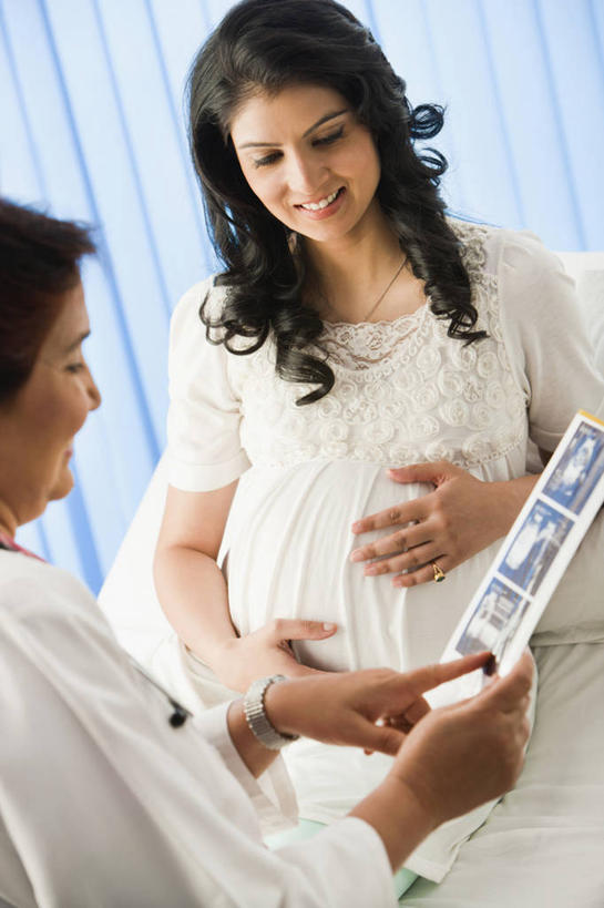 成年人,中年人,老年人,两个人,医生,摸,微笑,竖图,室内,白天,床,卧室,印度,抚摸,指,材料,档案,文件,首都,拿着,指点,听诊器,资料,面对面,怀孕,人体,摄影,指向,关爱,文档,实验服,新德里,老年女性,年轻女性,印度人,年轻人,触摸,接触,说话,半身,彩图,考场