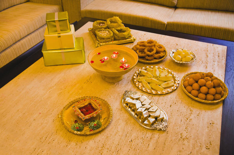 无人,横图,室内,夜晚,沙发,桌子,蜡烛,礼物,庆祝,包装纸,烛光,饮食,盒子,盘子,碗,摄影,起居室,印度文化,彩图