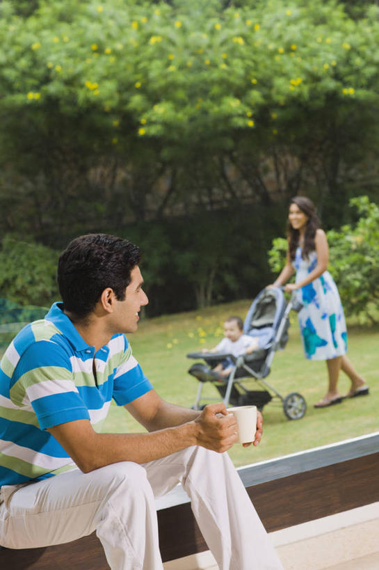 婴儿,儿童,成年人,三个人,家庭,母亲,父亲,儿子,站,坐,推,微笑,竖图,室内,白天,纯洁,窗户,印度,庭院,首都,注视,休闲装,小孩,马克杯,夏天,观察,看,温暖,温馨,一家人,放松,可爱,童年,运输,摄影,活泼,观看,灌木,和睦,察看,享乐,关注,宝宝,纯真,烂漫,无邪,新德里,折叠童车,伶俐,天真,男性,年轻男性,年轻女性,女性,印度人,孩子,年轻人,彩图,融洽