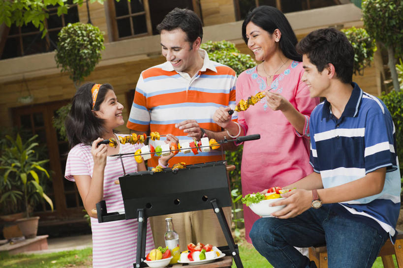 儿童,成年人,中年人,四个人,家庭,夫妻,母亲,父亲,女儿,儿子,站,微笑,横图,室外,白天,爱情,烧烤,快乐,幸福,纯洁,印度,庭院,沙拉,首都,浪漫,休闲装,饮食,刺激,小孩,碗,温暖,温馨,父子,母子,一家人,恩爱,放松,父爱,可爱,母爱,童年,童趣,恋人,摄影,和睦,清新,童真,烂漫,无邪,羊肉串,烤肉架,印度文化,新德里,天真,男孩,男人,男性,年轻男性,年轻女性,女孩,女人,女性,中年男性,中年女性,印度人,孩子,年轻人,夫妇,情侣,休闲活动,彩图,爱,伴侣,融洽,男生,烤肉串