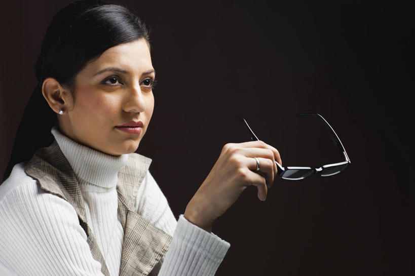 成年人,脸,头,脸颊,头发,一个人,商务人士,商务女性,横图,室内,特写,侧面,商务,信心,仅一个年轻女性,仅一个女性,仅一个人,黑色背景,套装,眼镜,拿着,休闲装,肩膀,黑色,思考,放松,凝视,摄影,灵感,创造力,呼叫中心,商务装,想象,工薪阶层,想法,听筒,年轻女性,女人,女性,印度人,年轻人,头部,长发,脸部,脸蛋,面部,白领,上班族,座机,彩图,影棚拍摄