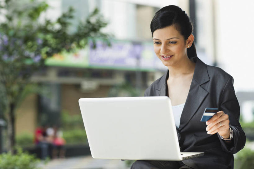 成年人,头发,一个人,商务人士,商务女性,坐,微笑,横图,室外,白天,购物,商务,通讯,信心,信用卡,笔记本电脑,技术,城市,印度,仅一个年轻女性,仅一个女性,仅一个人,敲打,套装,正装,首都,拿着,输入,现代,树,黑色,打字,职业,财富,金融,摄影,点击,敲击,便利,专心,付款,商务装,网上银行,工薪阶层,新德里,无线电技术,按键,年轻女性,女人,女性,印度人,年轻人,白领,上班族,电子商务,半身,彩图