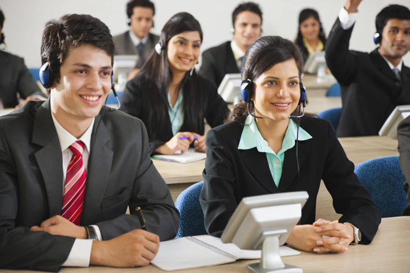 成年人,商务人士,商务男性,商务女性,坐,举,微笑,横图,室内,衬衫,商务,通讯,团队,印度,套装,会议,许多人,书桌,耳麦,托,一群人,摄影,享乐,企业,公司,商务装,合伙,工薪阶层,会议中心,哈里亚纳邦,年轻男性,年轻女性,印度人,年轻人,白领,上班族,举起,举手,举着,向上举,向上伸,向上托,半身,彩图,衬衣,电话会议