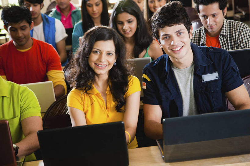 成年人,学生,坐,横图,室内,白天,通讯,笔记本电脑,技术,印度,勾,敲打,挽,学习,教育,休闲装,输入,书桌,打字,勾着,摄影,点击,敲击,专心,知识,肖像,挽着,无线电技术,哈里亚纳邦,按键,年轻男性,年轻女性,印度人,年轻人,大学生,半身,彩图,大学