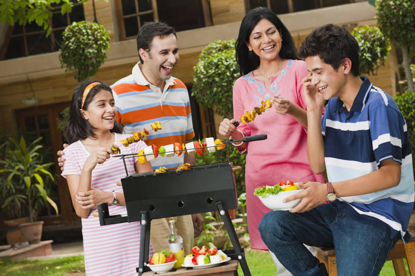 儿童,成年人,中年人,四个人,家庭,夫妻,母亲,父亲,女儿,儿子,站,微笑,横图,室外,白天,爱情,烧烤,快乐,幸福,纯洁,印度,庭院,沙拉,首都,浪漫,休闲装,饮食,刺激,小孩,碗,温暖,温馨,父子,母子,一家人,恩爱,放松,父爱,可爱,母爱,童年,童趣,恋人,摄影,和睦,清新,童真,烂漫,无邪,羊肉串,烤肉架,印度文化,新德里,天真,男孩,男人,男性,年轻男性,年轻女性,女孩,女人,女性,中年男性,中年女性,印度人,孩子,年轻人,夫妇,情侣,休闲活动,彩图,爱,伴侣,融洽,男生,烤肉串