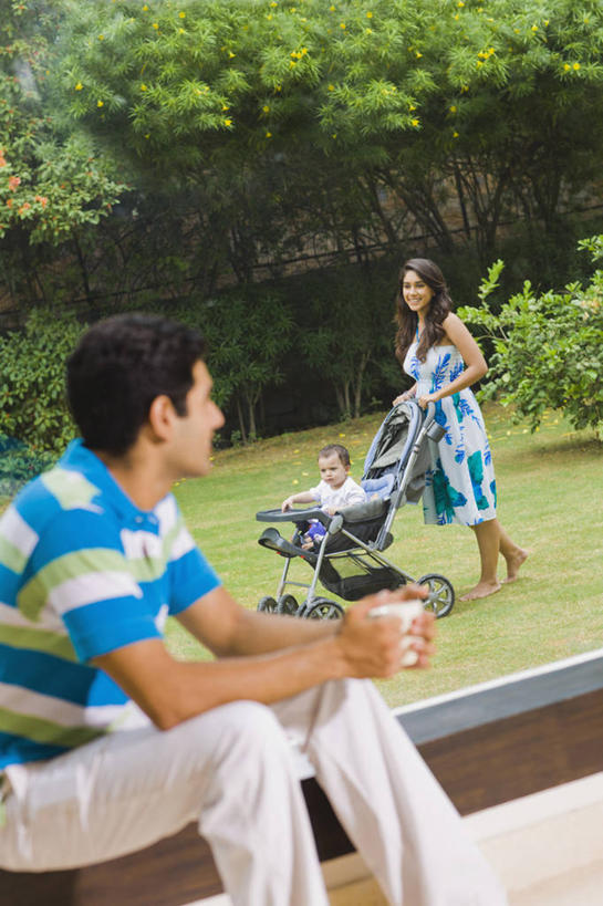 婴儿,儿童,成年人,三个人,家庭,母亲,父亲,儿子,站,坐,推,微笑,竖图,室内,白天,纯洁,窗户,印度,庭院,首都,注视,休闲装,小孩,马克杯,夏天,观察,看,温暖,温馨,一家人,放松,可爱,童年,运输,摄影,活泼,观看,灌木,和睦,察看,享乐,关注,宝宝,纯真,烂漫,无邪,新德里,折叠童车,伶俐,天真,男性,年轻男性,年轻女性,女性,印度人,孩子,年轻人,彩图,融洽