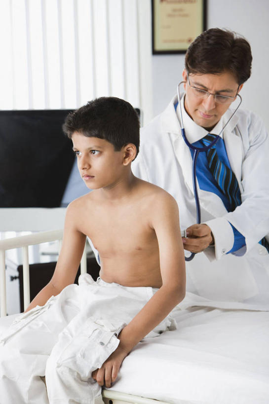 儿童,成年人,两个人,医生,病人,坐,微笑,竖图,室内,白天,纯洁,印度,眼镜,领带,首都,裸露,小孩,听诊器,可爱,童年,童趣,摄影,专心,关爱,肖像,裸,听诊,童真,烂漫,无邪,实验服,新德里,天真,男孩,年轻男性,印度人,孩子,年轻人,彩图