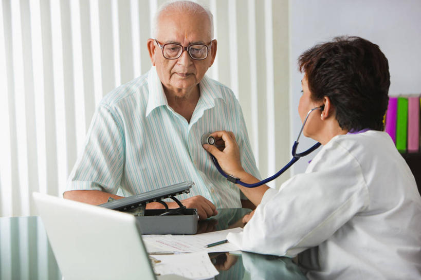 成年人,中年人,老年人,两个人,医生,病人,坐,横图,室内,白天,信心,印度,眼镜,首都,书桌,听诊器,摄影,血压计,关爱,肖像,听诊,实验服,新德里,忠告,老年男性,老年女性,男人,男性,印度人,半身,彩图