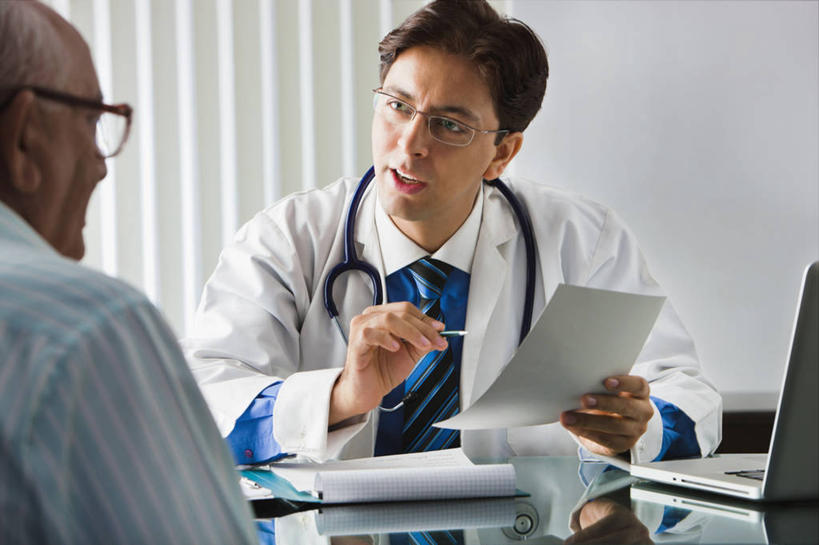 成年人,老年人,两个人,医生,坐,横图,室内,白天,正面,信心,印度,材料,档案,文件,眼镜,首都,拿着,书桌,背面,听诊器,资料,面对面,摄影,解释,关爱,文档,肖像,实验服,新德里,忠告,老年男性,男人,男性,年轻男性,印度人,年轻人,说话,半身,彩图