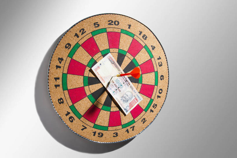 无人,横图,成功,运动,钱,灰色背景,钱币,数字,三个,灰色,靶子,储蓄,财富,钞票,金融,纸币,摄影,经济,卢比,准确,瞄准,流通,纸钞,贸易,印尼货币,技能,获胜,货币,现金,彩图,影棚拍摄,印度尼西亚盾,印尼盾,镖