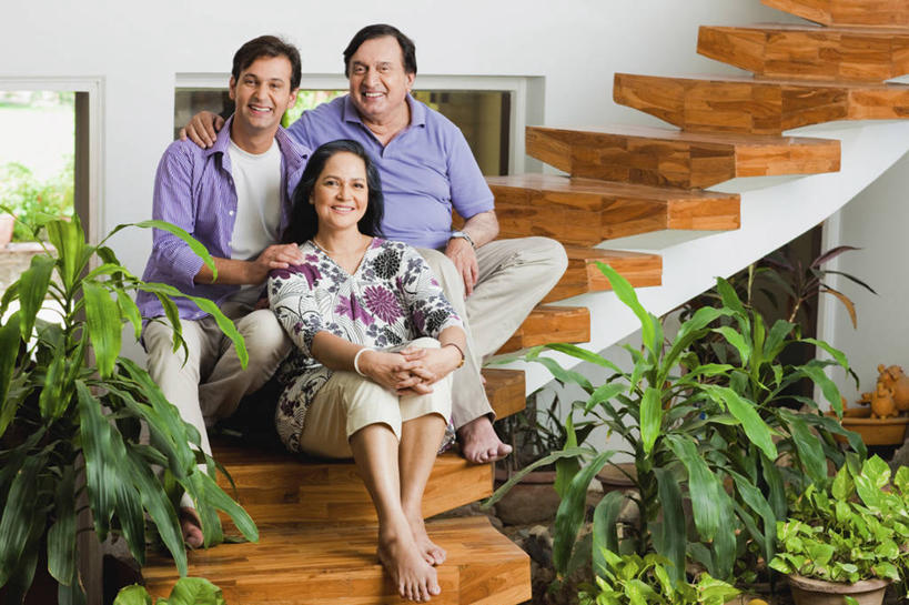 成年人,中年人,老年人,三个人,坐,微笑,横图,室内,白天,快乐,友谊,楼梯,印度,木制,首都,休闲装,赤脚,放松,搭,摄影,宁静,搭着,肖像,新德里,丝兰,老年男性,老年女性,年轻男性,印度人,年轻人,彩图