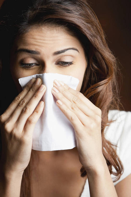 成年人,脸,头,脸颊,一个人,竖图,室内,特写,白天,正面,仅一个年轻女性,仅一个女性,仅一个人,背心,拿着,肩膀,纸巾,生病,摄影,感冒,肖像,年轻女性,女人,女性,印度人,年轻人,头部,长发,直发,脸部,脸蛋,面部,彩图,打喷嚏