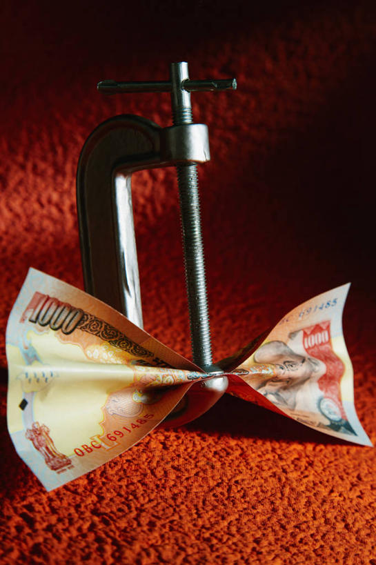 无人,竖图,特写,钱,红色背景,金属,工具,钱币,两个,机械,储蓄,财富,钞票,金融,纸币,摄影,经济,机械工程,五金,工程,卢比,流通,纸钞,贸易,印尼货币,虎钳,钳工工具,台虎钳,想法,货币,现金,彩图,影棚拍摄,印度尼西亚盾,印尼盾