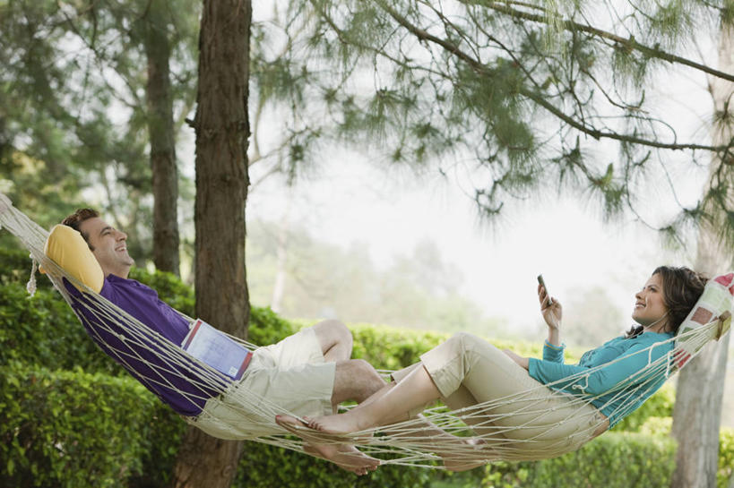 成年人,中年人,两个人,躺,微笑,横图,室外,白天,侧面,陶醉,快乐,幸福,吊床,印度,庭院,首都,音乐,听,音乐播放器,耳机,随身听,享受,放松,摄影,享乐,MP3播放器,新德里,异性恋,年轻女性,中年男性,印度人,年轻人,休闲活动,彩图,播放器,沉醉