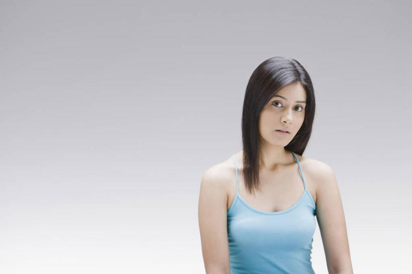 成年人,一个人,横图,留白,正面,仅一个年轻女性,仅一个女性,仅一个人,灰色背景,灰色,摄影,优美,肖像,年轻女性,女人,女性,印度人,年轻人,长发,半身,彩图,影棚拍摄,美人