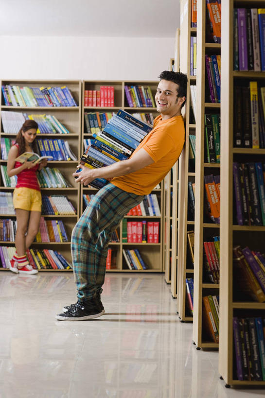 成年人,两个人,学生,图书馆,笑,微笑,露齿笑,竖图,室内,白天,书架,印度,许多,学习,堆叠,丰富,很多,教育,靠,靠着,家庭作业,夸张,读书,摄影,知识,运送,努力,肖像,马哈拉施特拉邦,孟买,年轻男性,年轻女性,印度人,年轻人,书,彩图