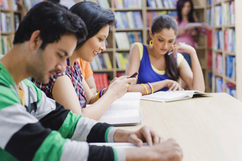 成年人,脸,头,脸颊,四个人,学生,图书馆,坐,横图,室内,白天,印度,写,学习,教育,书桌,肩膀,家庭作业,读书,摄影,知识,马哈拉施特拉邦,孟买,年轻男性,年轻女性,印度人,年轻人,头部,脸部,脸蛋,面部,书,彩图