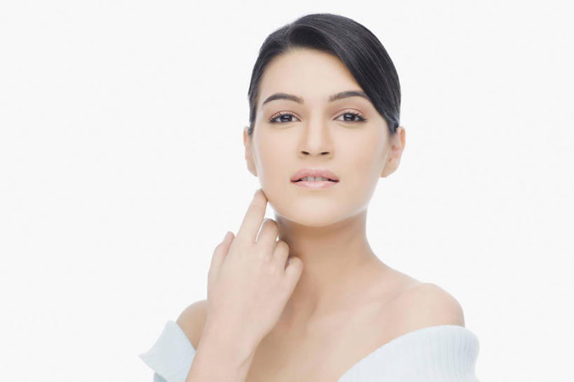 成年人,脸,头,脸颊,手,头发,一个人,微笑,横图,白色背景,化妆,美容,满意,骄傲,仅一个年轻女性,仅一个女性,仅一个人,护肤,肩膀,黑色,保养,享受,休闲,放松,保健,人体,摄影,皮肤,肖像,养颜,抹胸裙,柔和,完美,年轻女性,女人,女性,印度人,年轻人,头部,脸部,脸蛋,面部,触摸,彩图,影棚拍摄,中风,SPA美容,美人