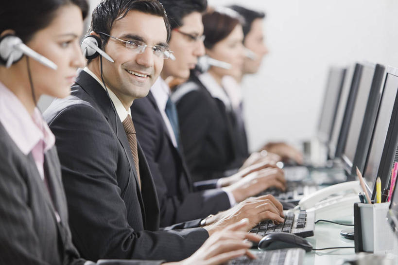 成年人,商务人士,办公室,坐,微笑,横图,室内,白天,侧面,商务,通讯,团队,显示器,技术,印度,五个人,一排,敲打,套装,整齐,首都,联系,输入,书桌,排列,耳麦,打字,职业,摄影,点击,敲击,呼叫中心,享乐,企业,公司,队列,合伙,新德里,无线电技术,按键,计算机,年轻男性,年轻女性,印度人,年轻人,电话机,半身,彩图,对焦