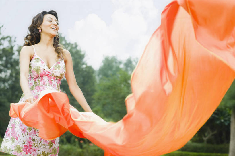 成年人,一个人,公园,横图,室外,白天,仰视,快乐,幸福,纺织品,印度,仅一个年轻女性,仅一个女性,仅一个人,花纹,首都,红色,乐趣,摄影,享乐,新德里,无忧无虑,年轻女性,女人,女性,印度人,年轻人,长发,彩图,低角度拍摄,美人,太阳裙