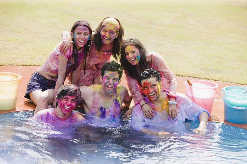 成年人,头发,游泳池,横图,室外,白天,正面,度假,快乐,友谊,幸福,水,印度,庆祝,首都,休闲装,刺激,黑色,搭,摄影,搭着,肖像,印度文化,新德里,无忧无虑,年轻男性,年轻女性,印度人,年轻人,彩图,胡里节,传统文化,美人,传统节日