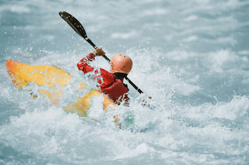 皮划艇,成年人,一个人,横图,室外,白天,河流,印度,亚洲,仅一个男性,仅一个人,溅,救生衣,头饰,仅一个年轻男性,背面,活力,运输,摄影,活动,桨,南亚,印度共和国,恒河,印度次大陆,冒险,危险,男人,男性,年轻男性,印度人,年轻人,半身,彩图,乌塔兰契尔邦,皮船