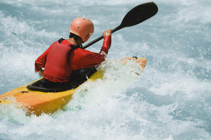 皮划艇,成年人,一个人,横图,俯视,室外,白天,河流,印度,亚洲,仅一个男性,仅一个人,湿,救生衣,头饰,仅一个年轻男性,背面,运输,摄影,桨,南亚,印度共和国,恒河,印度次大陆,冒险,危险,男人,男性,年轻男性,印度人,年轻人,半身,彩图,高角度拍摄,乌塔兰契尔邦,皮船