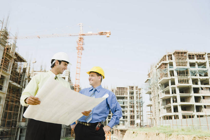 成年人,中年人,两个人,商务人士,建筑师,商务男性,站,微笑,横图,室外,白天,衬衫,商务,讨论,通讯,合作,团队,信心,建筑业,建筑,印度,套装,头饰,领带,拿着,脚手架,安全帽,建筑工地,职业,面对面,卷起,摄影,企业,公司,商务装,合伙,蓝图,工薪阶层,计划书,哈里亚纳邦,年轻男性,中年男性,印度人,年轻人,白领,上班族,说话,半身,彩图,衬衣,工头