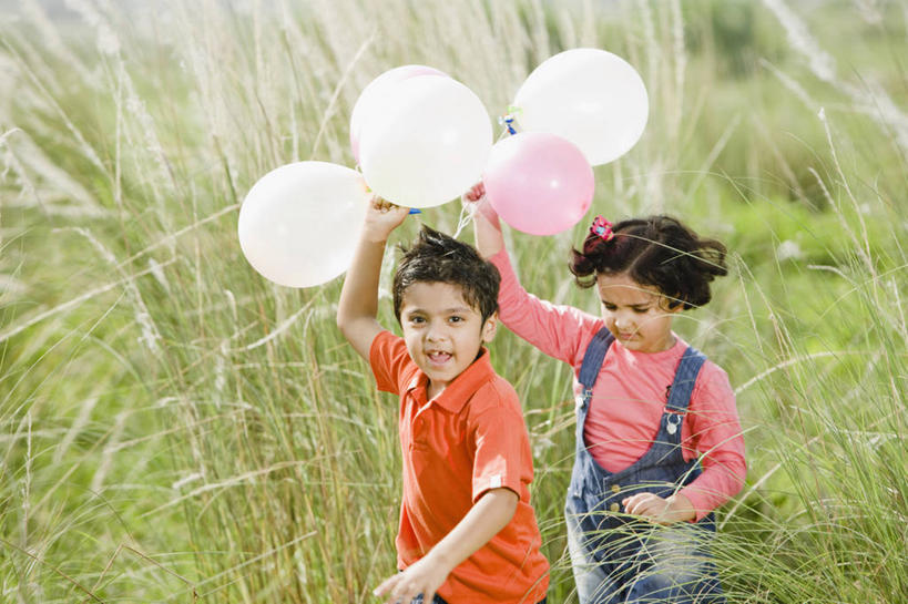 儿童,两个人,公园,举,笑,横图,室外,白天,快乐,欣喜若狂,幸福,纯洁,草地,印度,首都,草,小孩,气球,托,可爱,乐趣,童年,童趣,摄影,享乐,运送,童真,烂漫,无邪,新德里,无忧无虑,天真,男孩,女孩,印度人,孩子,休闲活动,举起,举手,举着,向上举,向上伸,向上托,半身,彩图