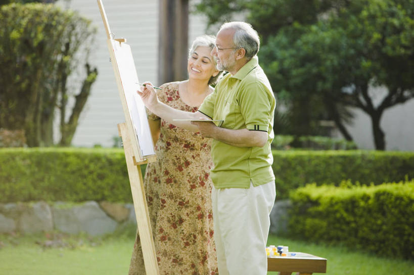 成年人,中年人,老年人,头发,两个人,站,笑,微笑,露齿笑,横图,室外,白天,侧面,衬衫,快乐,幸福,草坪,日光,印度,花纹,庭院,首都,拿着,画架,画笔,乐趣,摄影,专心,调色板,享乐,作画,新德里,异性恋,美术工艺,老年男性,老年女性,印度人,休闲活动,彩图,人老心不老