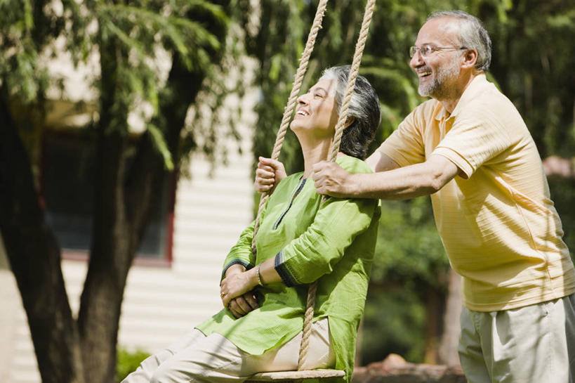 成年人,中年人,老年人,头发,两个人,站,坐,笑,横图,室外,白天,侧面,快乐,幸福,日光,印度,庭院,首都,休闲装,绳子,荡秋千,健康,活力,摄影,生活方式,新德里,异性恋,无忧无虑,老年男性,老年女性,印度人,半身,彩图,人老心不老