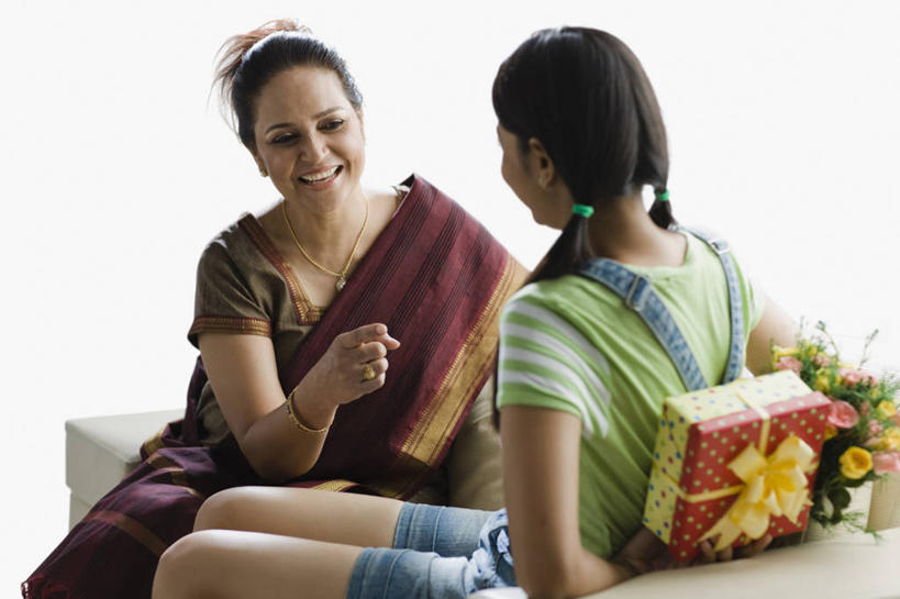 成年人,中年人,老年人,头发,两个人,家庭,母亲,女儿,坐,微笑,横图,室内,特写,白色背景,生日,幸福,神秘,沙发,礼物,圣诞节,庆祝,包装,圣诞礼物,拿着,休闲装,花,黑色,花束,看,手势,温暖,温馨,一家人,面对面,放松,摄影,惊奇,安慰,和睦,隐藏,享乐,生日礼物,印度文化,纱丽,老年女性,年轻女性,女性,印度人,年轻人,休闲活动,彩图,影棚拍摄,传统服装,融洽,打手势,传统文化,美人