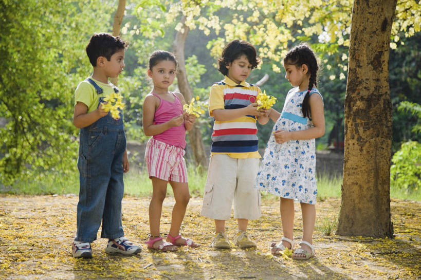 儿童,头发,四个人,公园,站,横图,室外,白天,凉鞋,纯洁,叶子,印度,一排,短裤,整齐,枝,首都,拿着,休闲装,树,排列,小孩,黑色,放松,可爱,童年,童趣,摄影,队列,童真,烂漫,无邪,新德里,天真,男孩,女孩,印度人,孩子,彩图