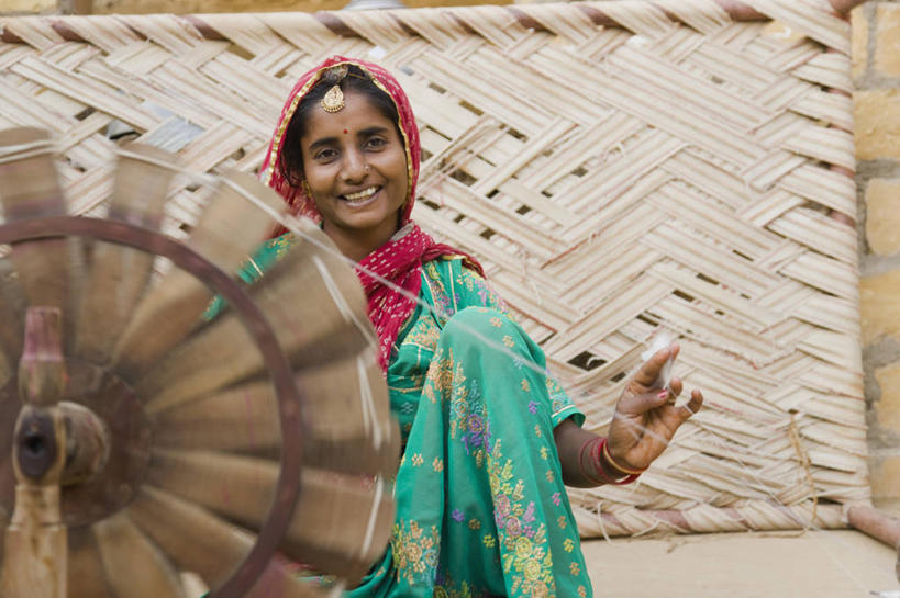 成年人,手,一个人,坐,微笑,横图,室外,白天,运动模糊,珠宝,印度,仅一个女性,卷曲,编织,缠绕,木制,头巾,头饰,织物,拿着,旋转,线团,纺织,发饰,毛线,职业,人体,摄影,柳条,肖像,印度文化,纱丽,拉贾斯坦邦,手纺车,印度人,坐着,彩图