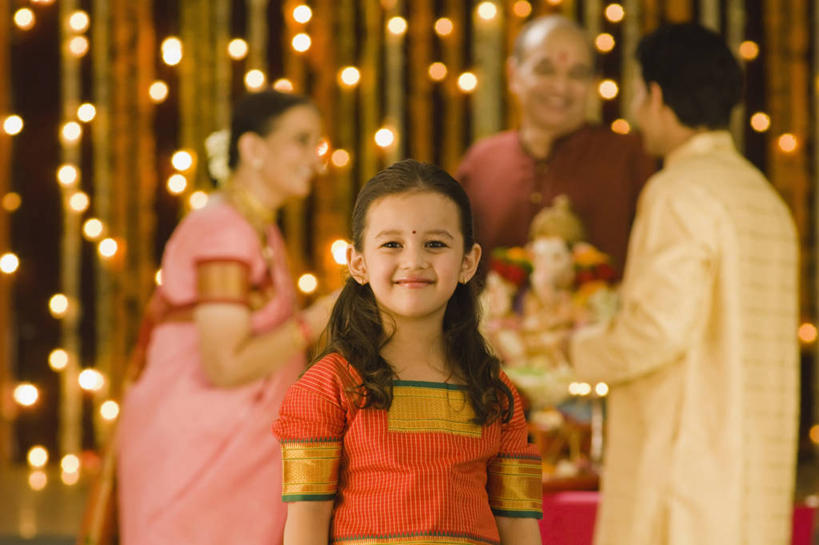 儿童,成年人,中年人,老年人,头发,四个人,家庭,母亲,父亲,站,横图,室内,白天,正面,快乐,幸福,纯洁,雕塑,印度,节日,装饰,雕像,文化,小孩,黑色,饰品,祈祷,健康,温暖,温馨,一家人,可爱,乐趣,童年,童趣,许愿,摄影,宗教,信仰,纪念,华丽,修饰,祈求,照亮,点缀,和睦,享乐,肖像,童真,烂漫,无邪,印度文化,纱丽,印度教,衬托,美观,雅致,雅观,马哈拉施特拉邦,浦那,象头神,迦尼萨,平安,天真,老年男性,老年女性,男性,年轻男性,女孩,女性,印度人,孩子,年轻人,半身,彩图,传统服装,融洽,传统文化,美人,毗那也迦,毗那夜迦,象鼻财神,象鼻天,障碍神