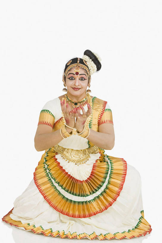 成年人,中年人,老年人,一个人,蹲,握手,竖图,白色背景,正面,印度,仅一个女性,仅一个人,神话,扭曲,白色,手势,仅一个中年女性,摄影,手印,肖像,掌印,印度文化,喀拉拉邦,印度教,女人,女性,中年女性,印度人,舞者,搀手,拉手,手拉手,手握手,彩图,影棚拍摄,传统服装,打手势,传统文化