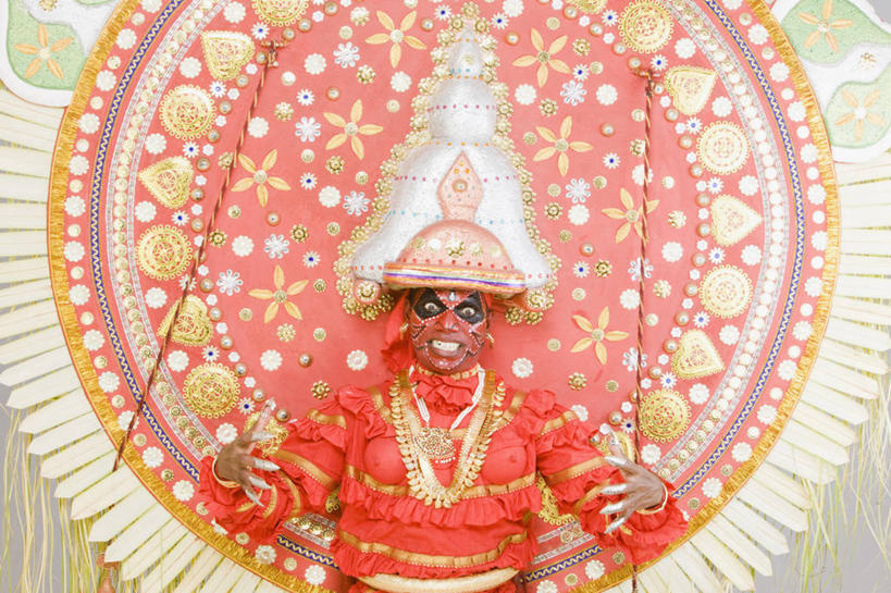 成年人,中年人,一个人,站,横图,白色背景,正面,重复,印度,仅一个男性,仅一个人,仅一个中年男性,神话,扇子,拿着,红色,凝视,摄影,肖像,魔鬼,印度文化,喀拉拉邦,印度教,式样,美术工艺,男人,男性,中年男性,印度人,舞者,半身,彩图,影棚拍摄,传统服装,传统文化