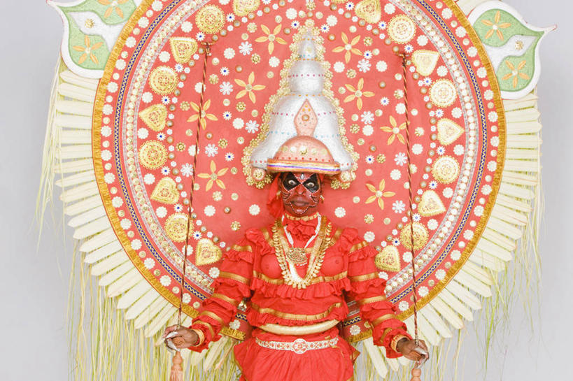 成年人,中年人,一个人,站,横图,白色背景,正面,重复,印度,仅一个男性,仅一个人,仅一个中年男性,神话,扇子,拿着,红色,摄影,肖像,魔鬼,印度文化,喀拉拉邦,印度教,式样,美术工艺,男人,男性,中年男性,印度人,舞者,半身,彩图,影棚拍摄,传统服装,传统文化