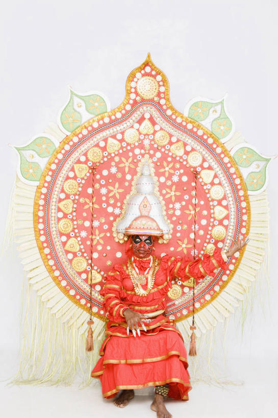 成年人,中年人,一个人,蹲,竖图,白色背景,正面,重复,印度,仅一个男性,仅一个人,仅一个中年男性,神话,扇子,红色,手势,摄影,肖像,魔鬼,印度文化,喀拉拉邦,印度教,式样,美术工艺,男人,男性,中年男性,印度人,舞者,彩图,影棚拍摄,传统服装,打手势,传统文化