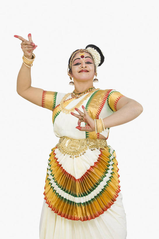 成年人,中年人,老年人,一个人,微笑,竖图,白色背景,正面,印度,仅一个女性,仅一个人,弯腰,神话,扭曲,手势,仅一个中年女性,凝视,摄影,幽默,手印,肖像,掌印,印度文化,喀拉拉邦,印度教,女人,女性,中年女性,印度人,舞者,彩图,影棚拍摄,传统服装,打手势,传统文化