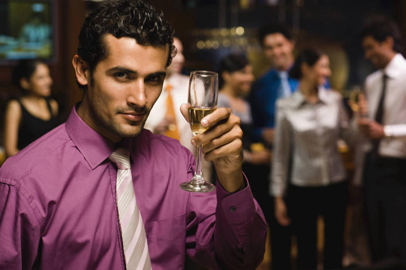 成年人,头发,站,坐,微笑,横图,室内,特写,快乐,幸福,吧台,印度,套装,庆祝,拿着,饮料,黑色,香槟,手势,摄影,肖像,香槟杯,快活,欢愉,康乐,哈里亚纳邦,年轻女性,印度人,年轻人,休闲活动,半身,彩图,高兴,打手势