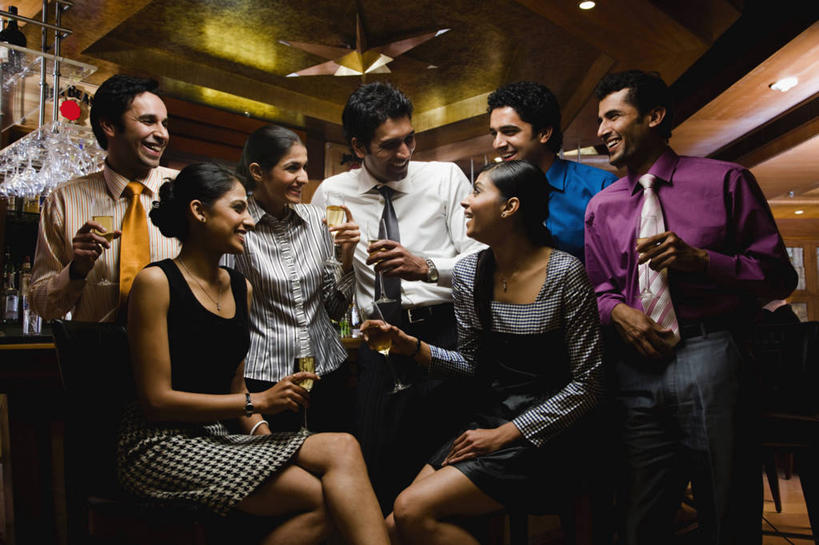 成年人,头发,站,坐,微笑,横图,室内,快乐,幸福,吧台,印度,套装,庆祝,拿着,饮料,黑色,香槟,手势,摄影,香槟杯,快活,欢愉,康乐,哈里亚纳邦,年轻男性,年轻女性,印度人,年轻人,休闲活动,彩图,高兴,打手势