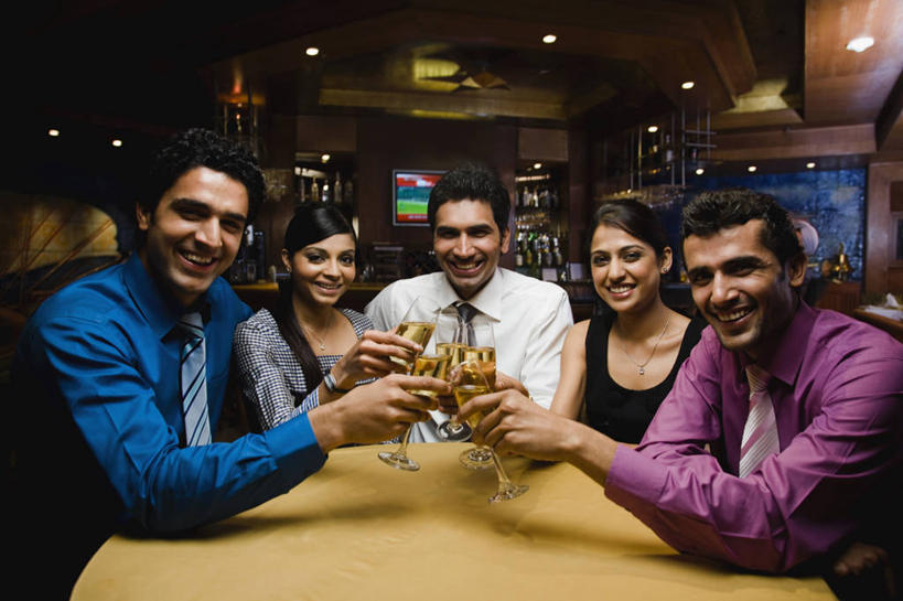 成年人,头发,坐,微笑,横图,室内,快乐,吧台,桌子,印度,五个人,庆祝,拿着,饮料,黑色,香槟,摄影,肖像,香槟杯,快活,欢愉,康乐,哈里亚纳邦,年轻男性,年轻女性,印度人,年轻人,休闲活动,半身,彩图,高兴