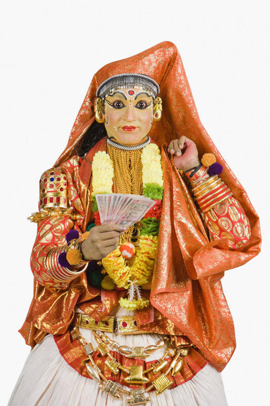 成年人,一个人,舞台,站,竖图,白色背景,正面,消费,印度,仅一个男性,仅一个人,头饰,拿着,表演者,仅一个年轻男性,彩妆,金融,纸币,摄影,肖像,古典风格,演出服,印度文化,喀拉拉邦,卡塔卡利舞,男人,男性,年轻男性,印度人,年轻人,彩图,影棚拍摄,传统服装,传统文化,舞台妆