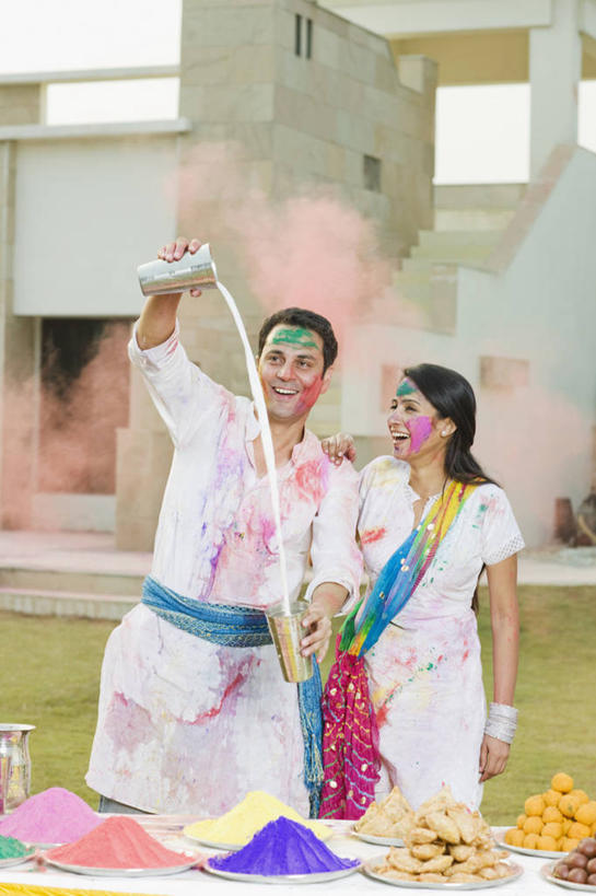 成年人,中年人,两个人,竖图,室外,白天,绘画,快乐,幸福,印度,倒,准备,节日,庆祝,艺术,庭院,首都,饮食,放松,摄影,生活方式,颜料,美术,染料,印度文化,新德里,异性恋,无忧无虑,年轻女性,中年男性,印度人,年轻人,休闲活动,彩图,胡里节,丙烯颜料