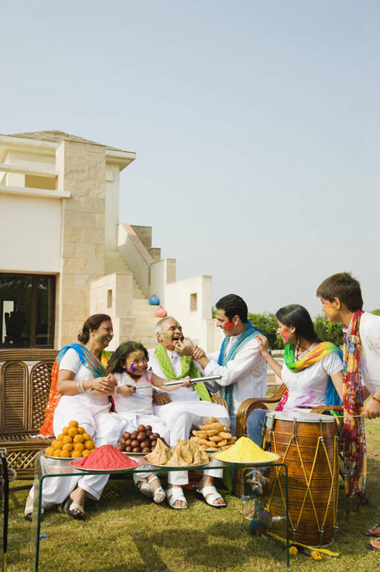 儿童,成年人,中年人,老年人,母亲,父亲,女儿,儿子,祖母,祖父,坐,吃,微笑,竖图,室外,白天,绘画,快乐,幸福,纯洁,印度,节日,庆祝,艺术,庭院,首都,饮食,小孩,放松,可爱,童年,童趣,摄影,生活方式,颜料,美术,染料,童真,烂漫,无邪,糖粉,多纳圈,印度文化,新德里,无忧无虑,天真,老年男性,老年女性,男孩,男人,男性,年轻女性,女孩,女性,中年男性,印度人,孩子,年轻人,孙女,孙子,休闲活动,彩图,胡里节,丙烯颜料