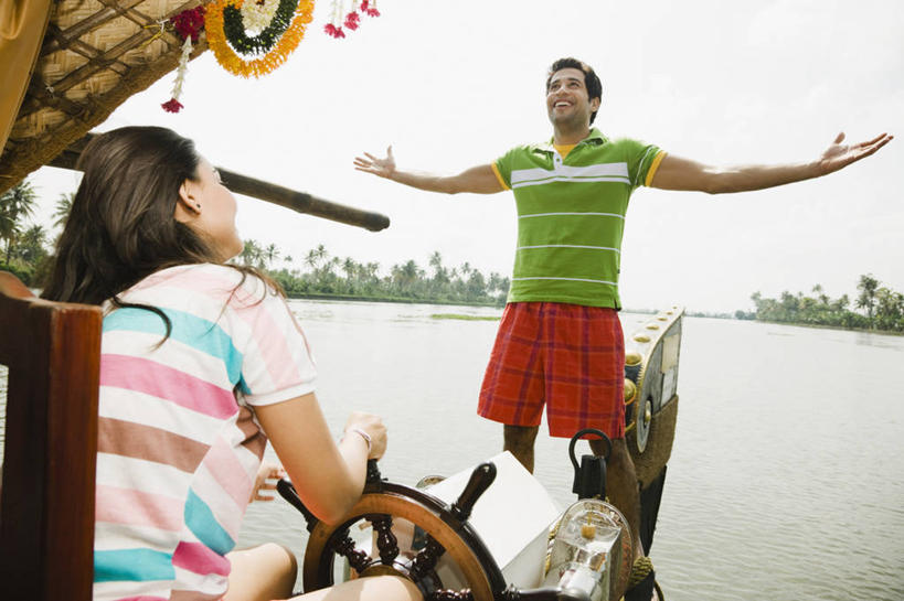 成年人,两个人,夫妻,举,微笑,横图,室外,白天,爱情,旅游,度假,快乐,幸福,湖,河流,印度,亚洲,行人,游客,游人,浪漫,路人,旅客,托,恩爱,放松,运输,恋人,摄影,生活方式,航海,甲板,舵,享乐,南亚,喀拉拉邦,印度共和国,异性恋,过客,喀拉拉,无忧无虑,年轻男性,年轻女性,印度人,年轻人,夫妇,情侣,休闲活动,举起,举手,举着,向上举,向上伸,向上托,彩图,伴侣,船屋