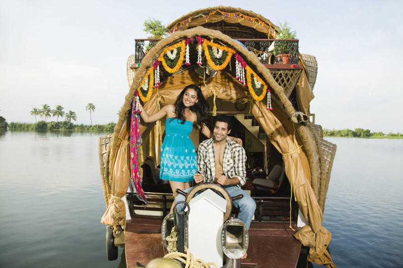 成年人,两个人,夫妻,微笑,横图,室外,白天,爱情,旅游,度假,快乐,幸福,湖,河流,印度,亚洲,行人,游客,游人,浪漫,路人,旅客,赤脚,恩爱,放松,运输,恋人,摄影,生活方式,航海,甲板,舵,享乐,南亚,喀拉拉邦,印度共和国,异性恋,过客,喀拉拉,无忧无虑,年轻男性,年轻女性,印度人,年轻人,夫妇,情侣,休闲活动,拥抱,彩图,伴侣,船屋