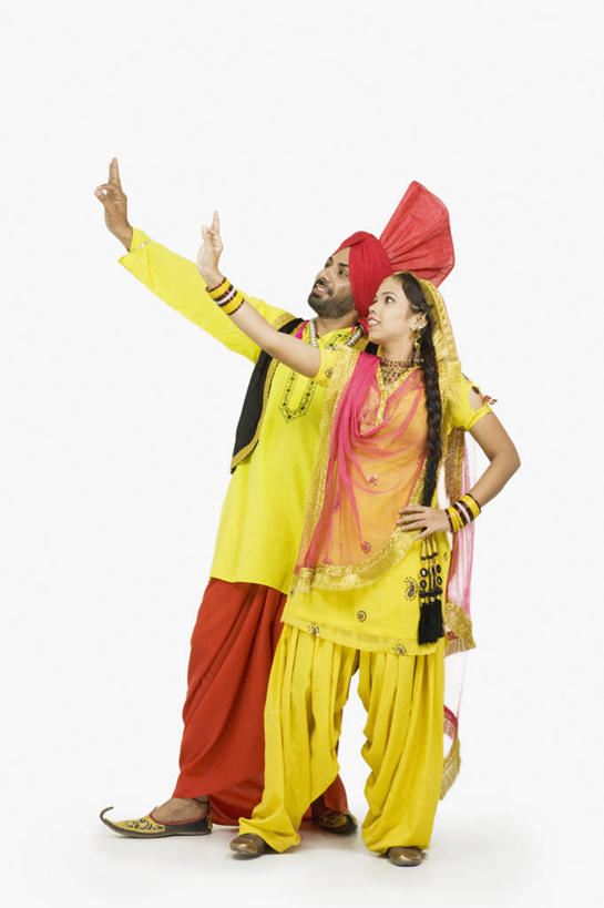 成年人,两个人,站,微笑,竖图,彩色,白色背景,侧面,快乐,表演,勾,挽,头饰,表演者,叉腰,手势,勾着,摄影,五颜六色,幽默,色彩斑斓,五彩缤纷,挽着,印度文化,纱丽,五彩斑斓,五光十色,年轻男性,年轻女性,印度人,年轻人,彩图,影棚拍摄,传统服装,舞蹈,打手势,传统文化,宝莱坞